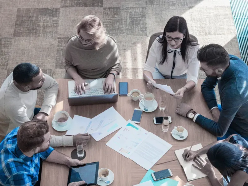 Reunión de contadores expertos analizando datos